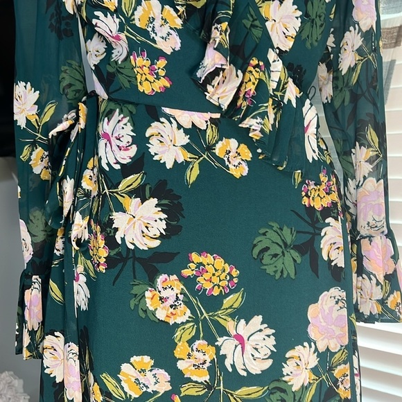 Wayf floral dress green true wrap with yellow pink white flowers ruffle Vneck M - Picture 6 of 13